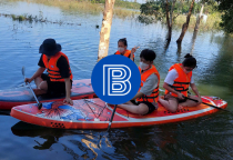 Hướng Dẫn Cách Chèo SUP Dành Cho Người Mới – Trải Nghiệm Không Thể Bỏ Lỡ Khi Camping Hồ Trị An