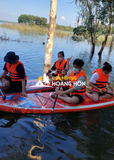 Hướng Dẫn Cách Chèo SUP Dành Cho Người Mới – Trải Nghiệm Không Thể Bỏ Lỡ Khi Camping Hồ Trị An